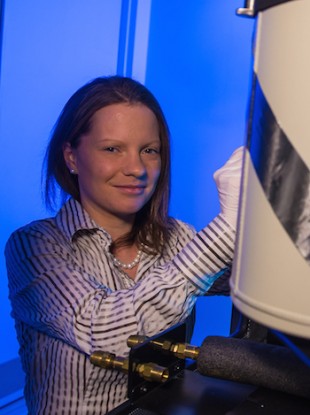 Rice University scientist Emilie Ringe, working at Rice’s electron microscopy center, led a new study to establish that plasmonic nanoparticles can support catalysts without losing their beneficial optical properties.