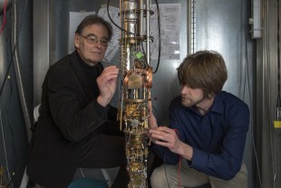 TUM physicists Erwin Schuberth and Marc Tippmann