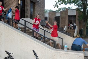 Sid Richardson College students employed their traditional human chain method of moving in new freshmen. (Photo by Tommy LaVergne)