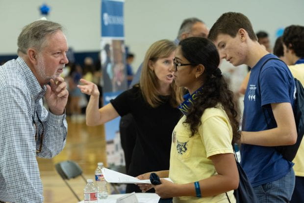 Keith Cooper, ’78, the L. John and Ann H. Doerr Chair in Computational Engineering and former chief marshal for commencement, talks shop with Florida freshman Leigh Gabriely during the Academic Fair Aug. 20. 