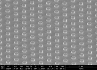 An electron microscope image of an array of nanoscale thermal light emitters