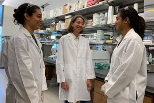 Mary Natoli, Rebecca Richards-Kortum and Kathryn Kundrod in lab.