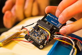 An implantable shunt pump designed by engineering student at Rice University would be wirelessly charged via an electromagnetic field and communicate with external devices via Bluetooth. (Credit: Jeff Fitlow/Rice University)